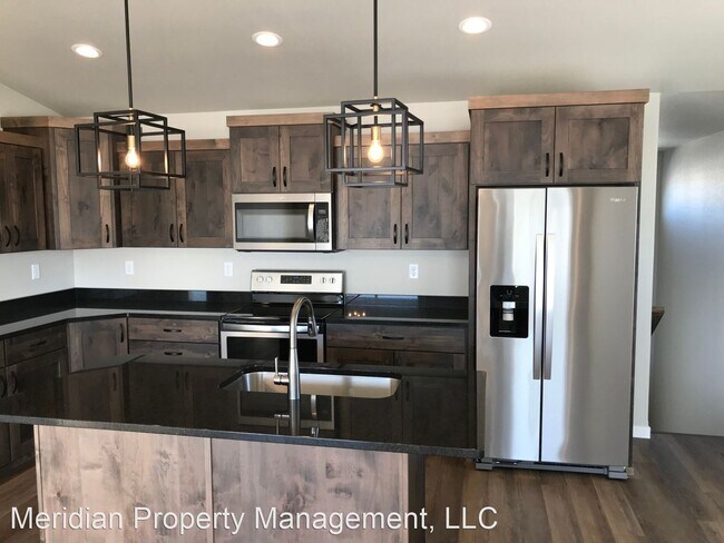 Foto del edificio - 4 br, 3 bath House - 921 Albert Dr W