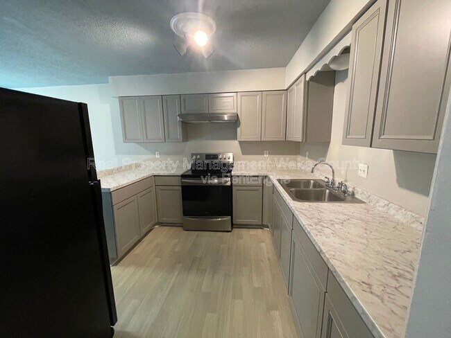 Foto del edificio - 4702 Walden Pond Dr