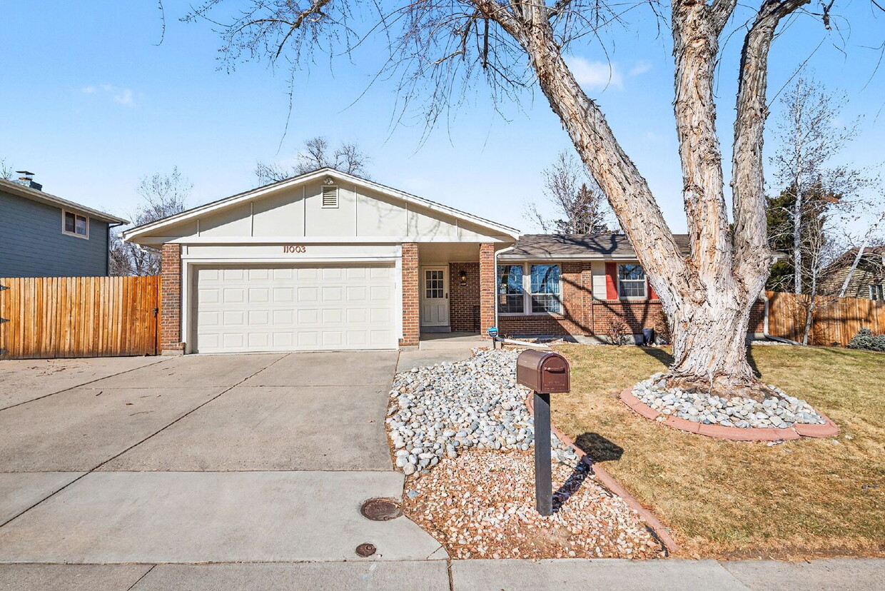 "Spacious 4-Bed Lakewood Gem with Hardwood Floors, Finished Basement & Fireplace - 2970 Sq Ft!" - "Spacious 4-Bed Lakewood Gem with Hardwood Floors, Finished Basement & Fireplace - 2970 Sq Ft!"