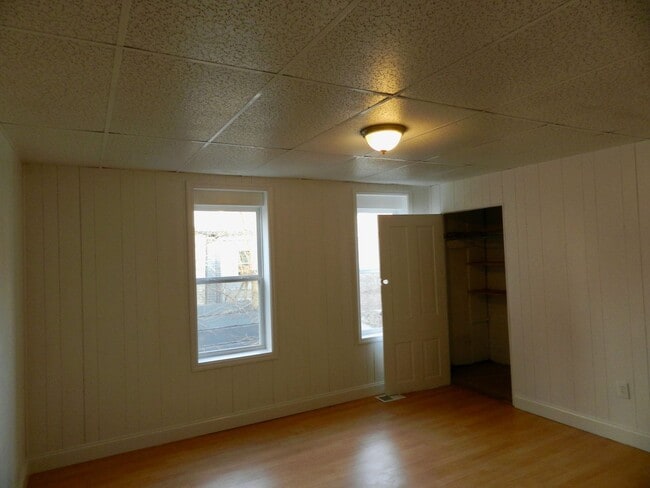 Foto del edificio - *** South Side Flats * 3 Bedroom House * Fully Renovated * With Fenced In Yard * Walk to E. Carso...