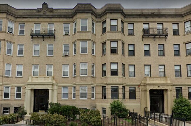 Building Photo - 81 Park Dr