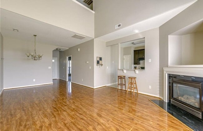 Foto del edificio - Very nice townhome with primary bedroom on...