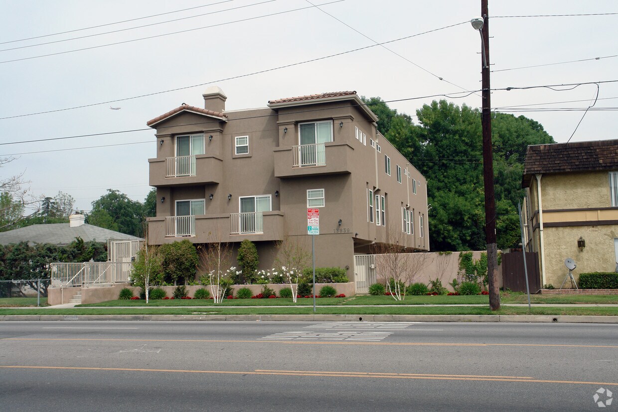 Building Photo - 13839 Victory Blvd