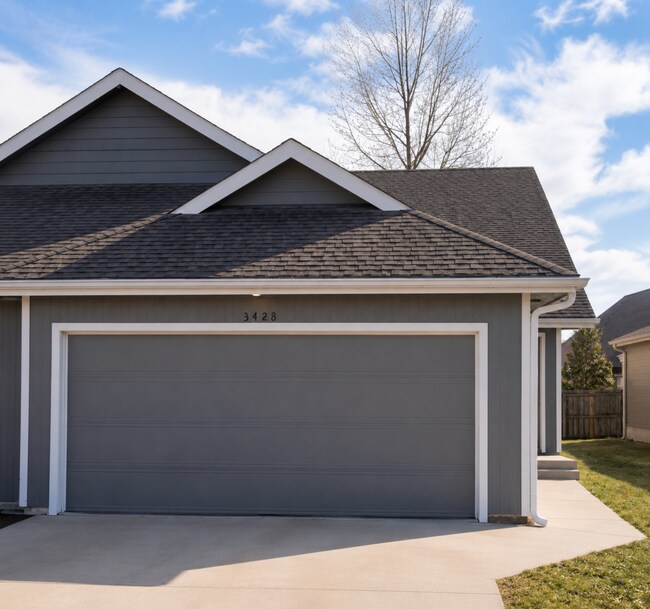Foto del edificio - Great 3 Bed 2 Bath Duplex w/ attached 2 car garage!