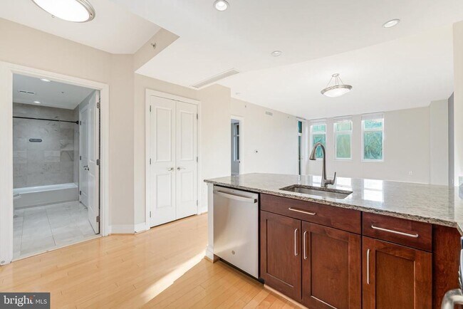 Foto del edificio - 8220 Crestwood Heights Dr