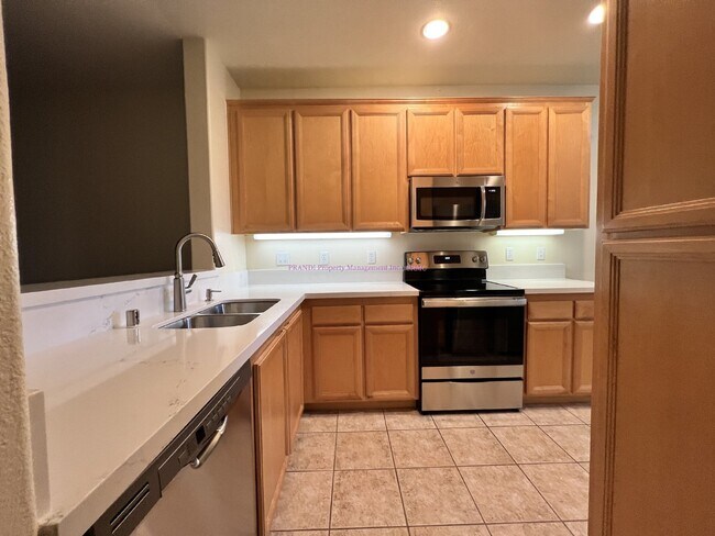Building Photo - Centrally Located Townhouse In Quaint Buil...