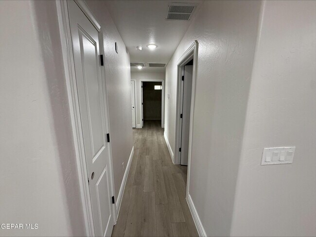 Building Photo - 2633 Dunoon Dr