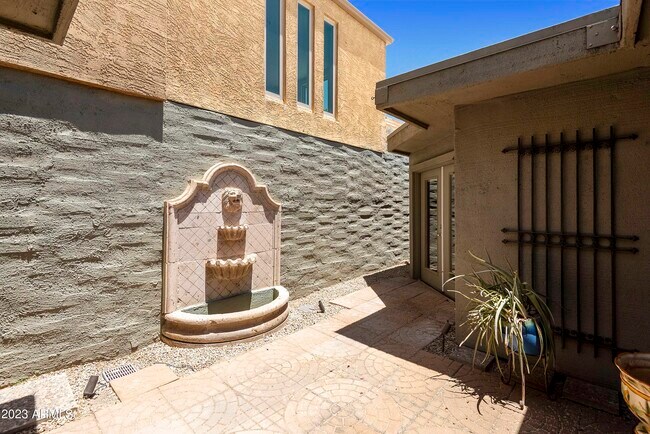 Building Photo - 7770 Camelback Rd