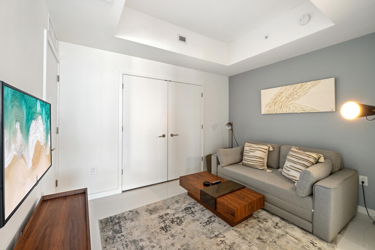 Foto principal - 851 NE 1st Ave