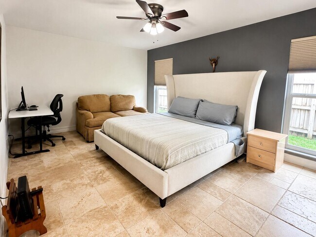 Foto del edificio - 12497 Guilford Way