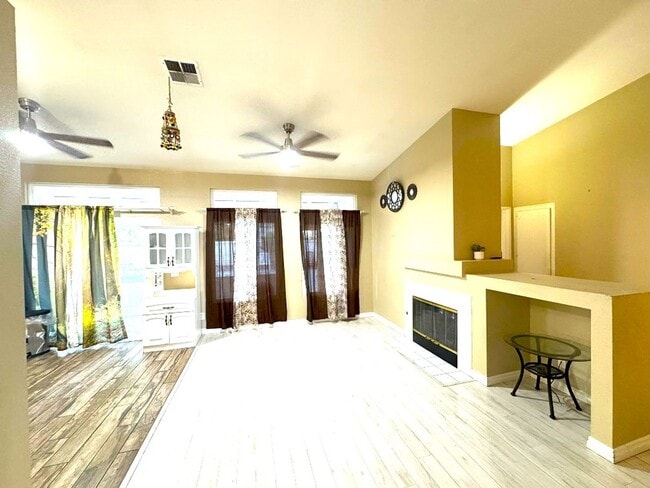 Building Photo - Beautiful Single Story House - OVERSIZED l...