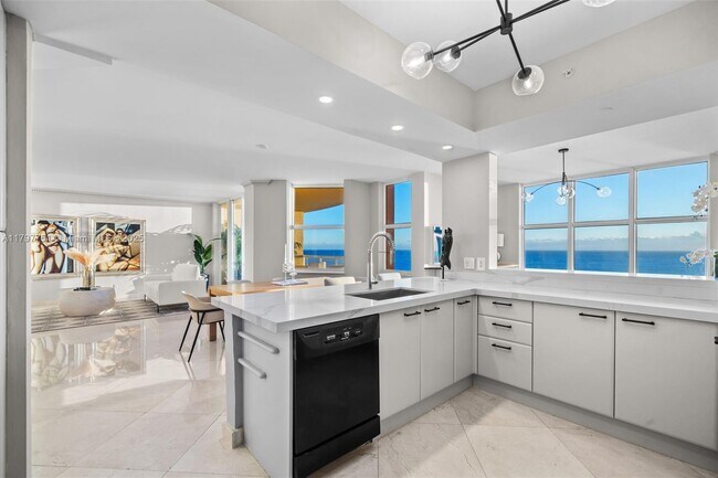 Foto del edificio - 2100 N Ocean Blvd