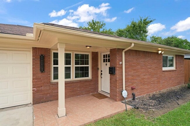 Building Photo - 1111 Alpha Dr