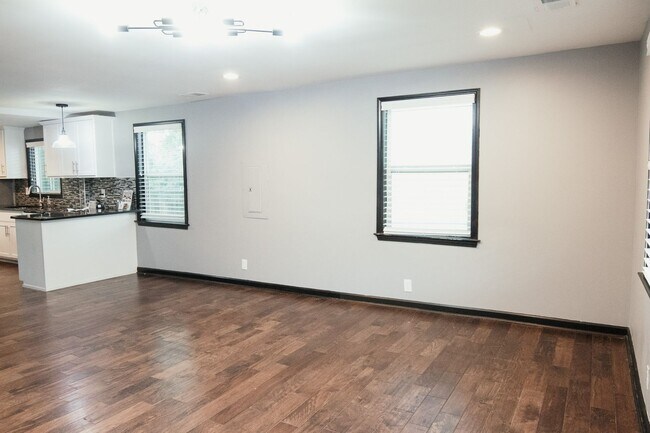 Foto del edificio - IMMEDIATE MOVE IN! 2/2 with beautiful yard...