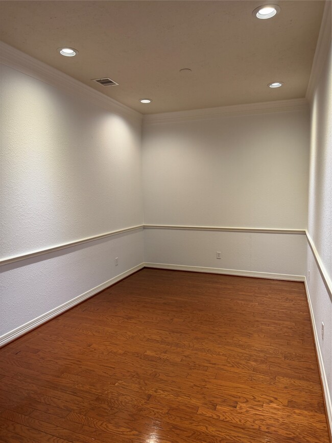 Building Photo - 11602 Royal Oaks Crossing
