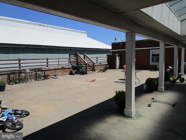 Building Photo - 385 E King St