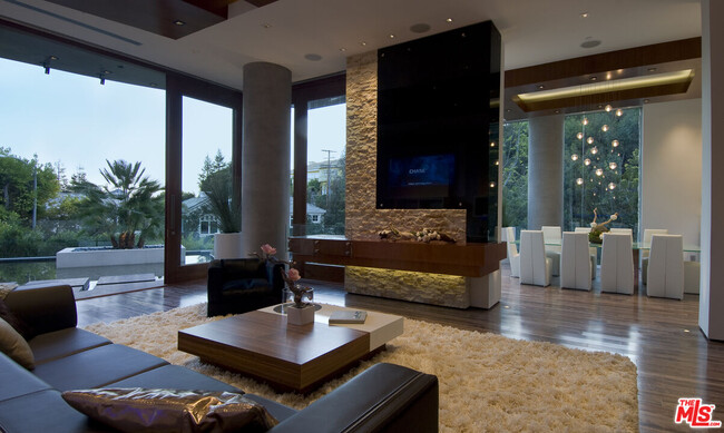 Foto del edificio - 9909 Beverly Grove Dr