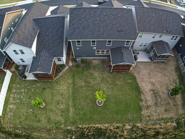 Foto del edificio - 425 Shadow Falls Dr