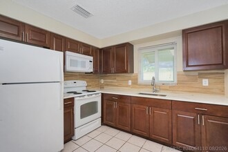 Building Photo - 2716 SW 46th St