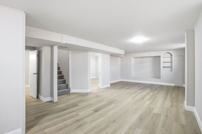 Foto del edificio - Spacious 3-Bed Home with Finished Basement and Extra Room