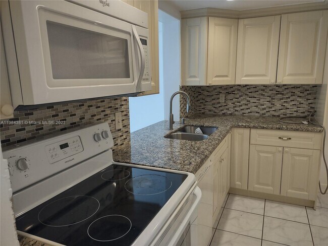 Building Photo - 5190 Las Verdes Cir