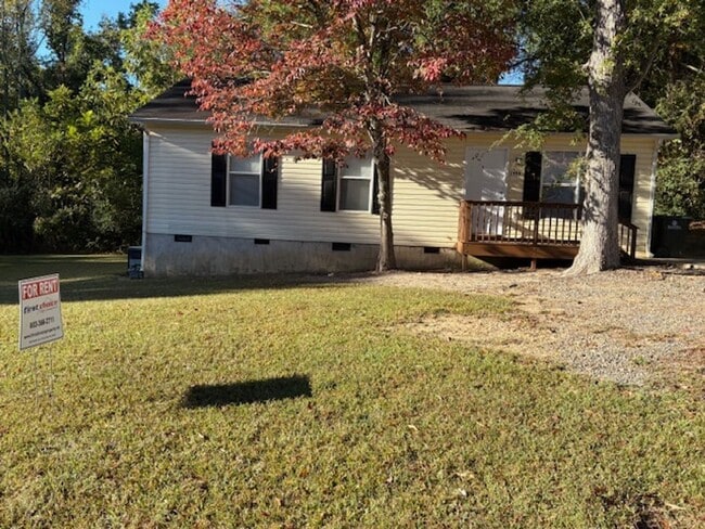 Building Photo - Recently Updated 3 Bedroom 1 Bath Home in ...