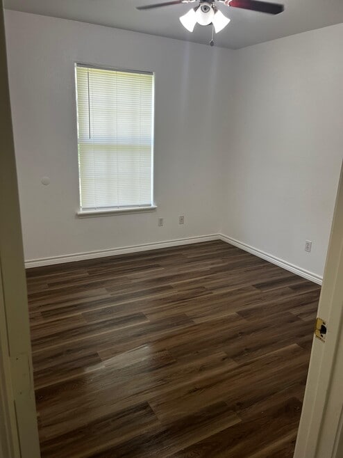 Building Photo - 906 Range St