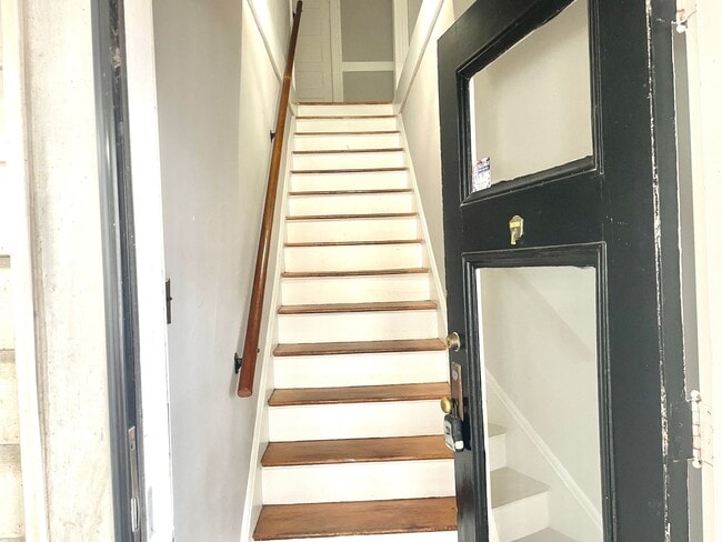 Building Photo - Stunning spacious 2nd floor apartment with Water View!