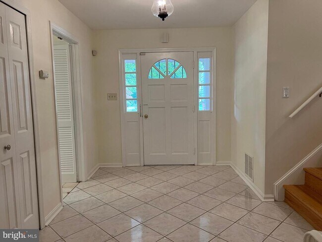 Building Photo - 2512 Lakevale Dr