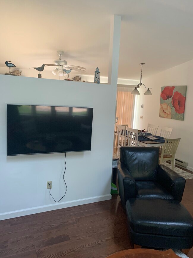 6 Wood Sorrel Trl, Saunderstown, RI 02874 House Rental in