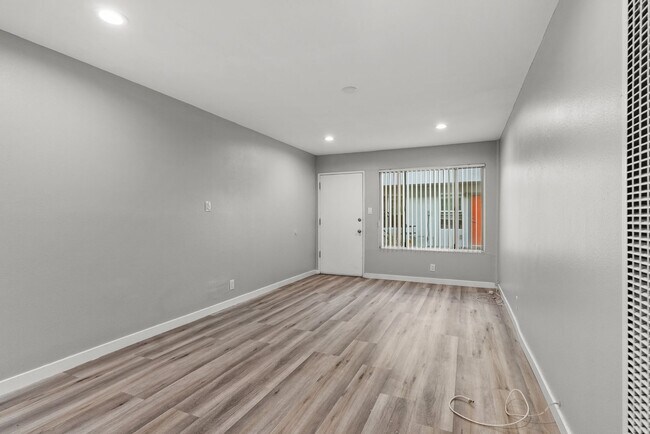Foto del edificio - 10442 Lampson Ave