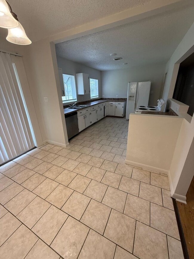 Photo - 423 Fairbanks Dr House