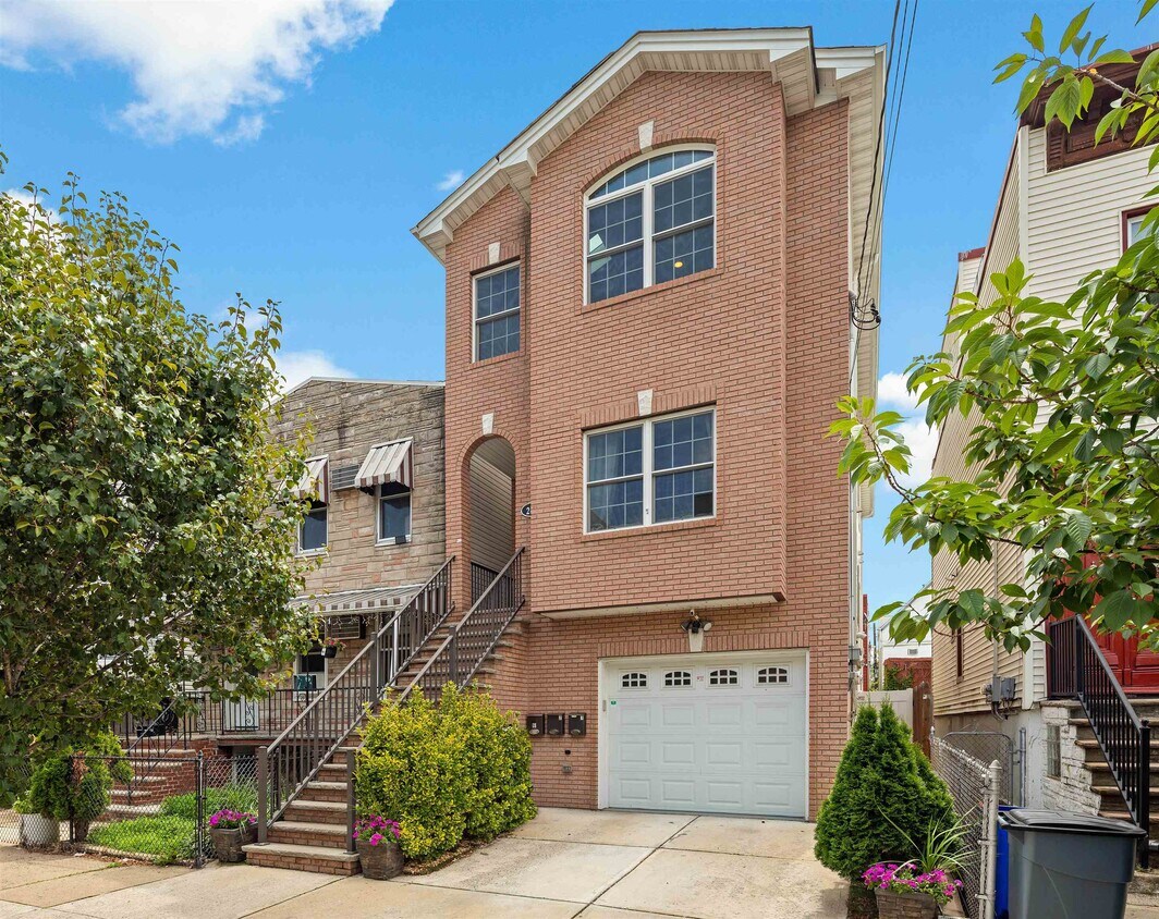 Foto principal - 244 Cambridge Ave
