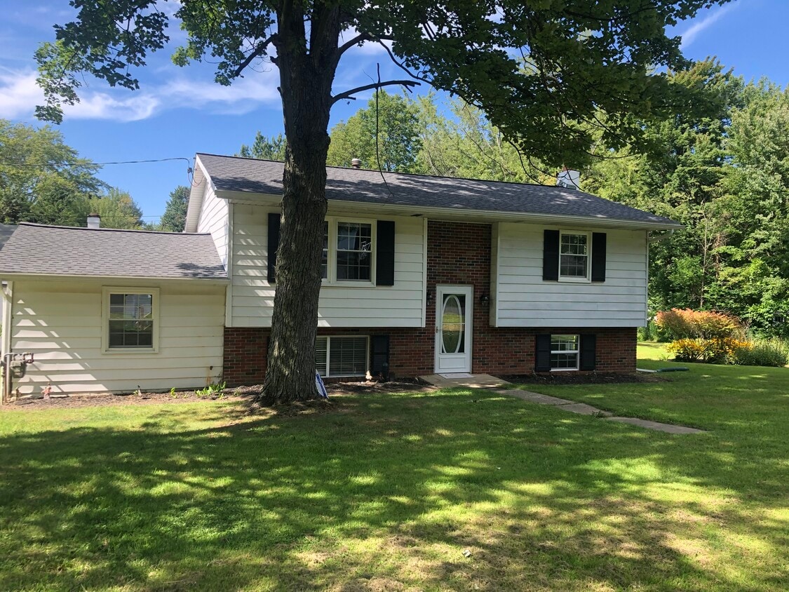 Primary Photo - 3243 Hemlock Dr