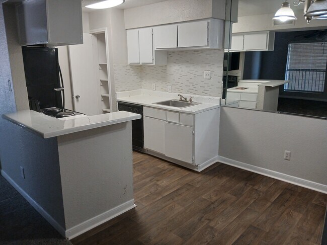 Cocina de 2x2 de 947 pies cuadrados - Spring Oaks Apartments