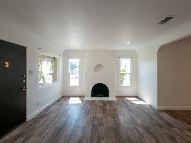 Building Photo - 723 W Doran St