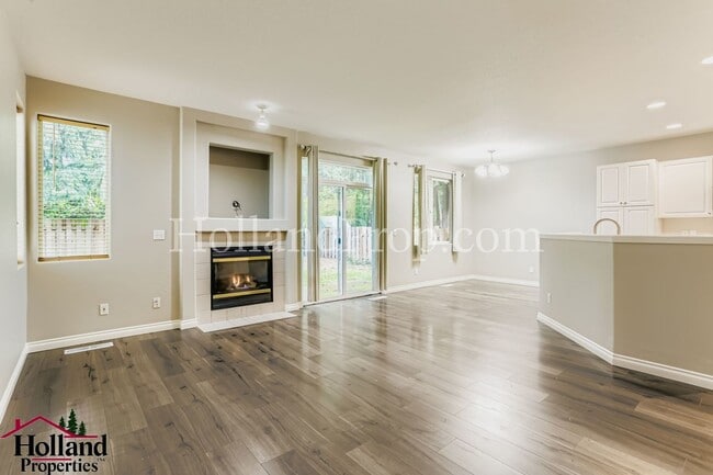 Foto del edificio - 4-Bedroom Home in Prime Hillsboro Location