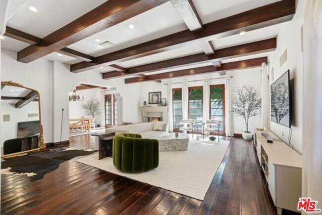 Foto del edificio - 6620 Lindenhurst Ave