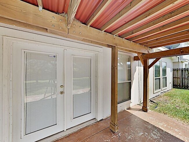 Building Photo - *No App Fee. 1 Month Free Rent*