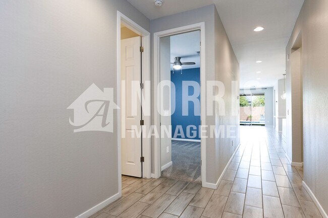 Foto del edificio - Beautiful Brand New Home with A POOL!