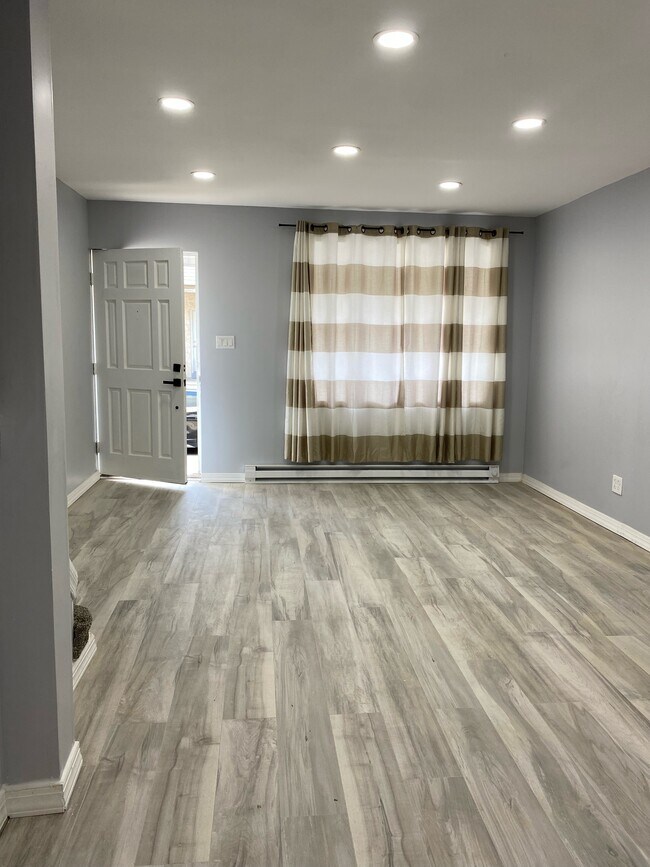 Main entrance/ living room - 2410 S Lawrence St
