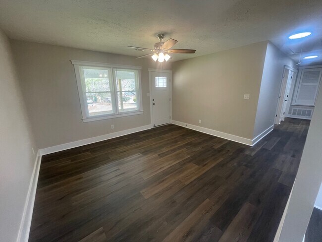 Building Photo - Cindy Dr (335)