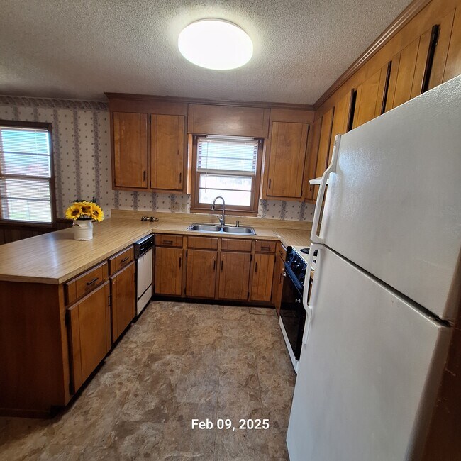 Building Photo - 500 Country Creek Dr