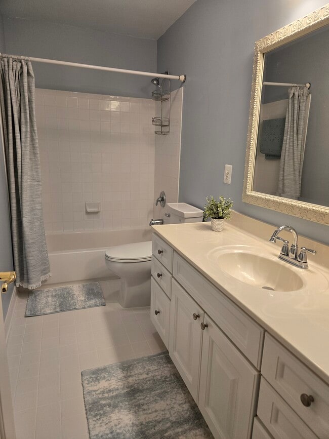 Building Photo - 222 N View Cir