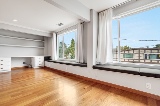 Liiving room - windows - 1193 Laurel St