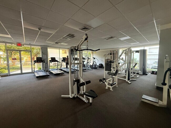 Foto del edificio - 300 Bayview Dr