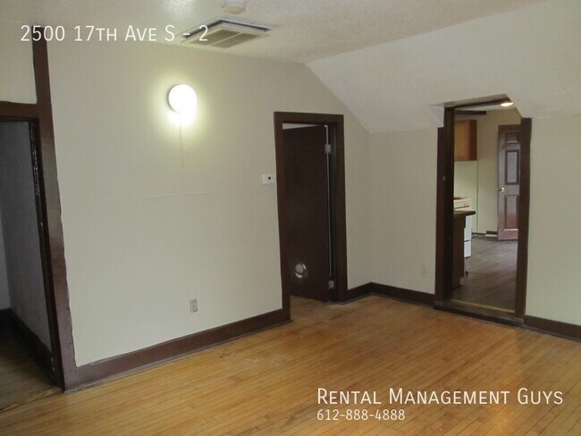 Building Photo - 3 Bedroom Upper Level Duplex!
