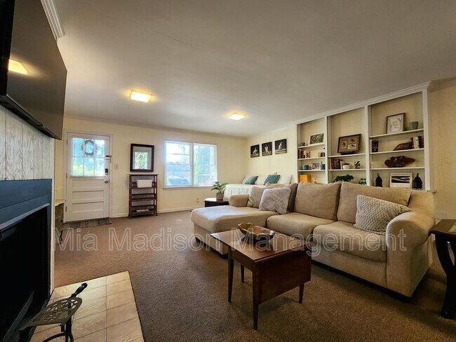 Foto del edificio - 2108.5 E 65th St