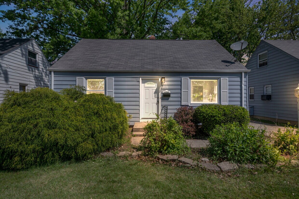 Primary Photo - 25521 Briardale Ave
