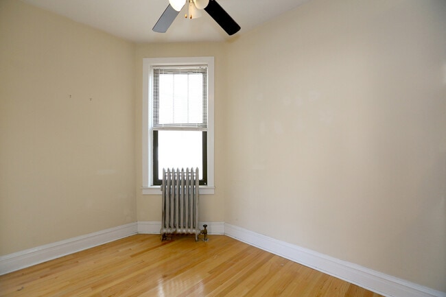 Building Photo - 432 W Surf St